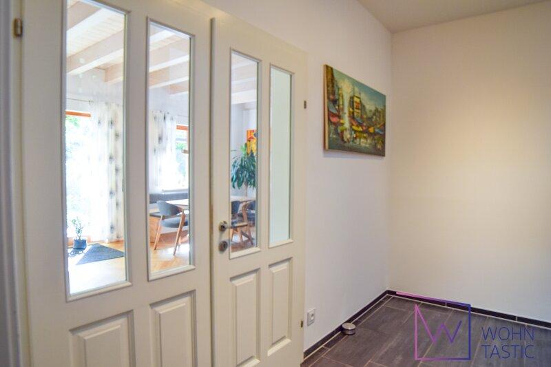 Schmucke Vollholzt�ren im gesamten Haus.