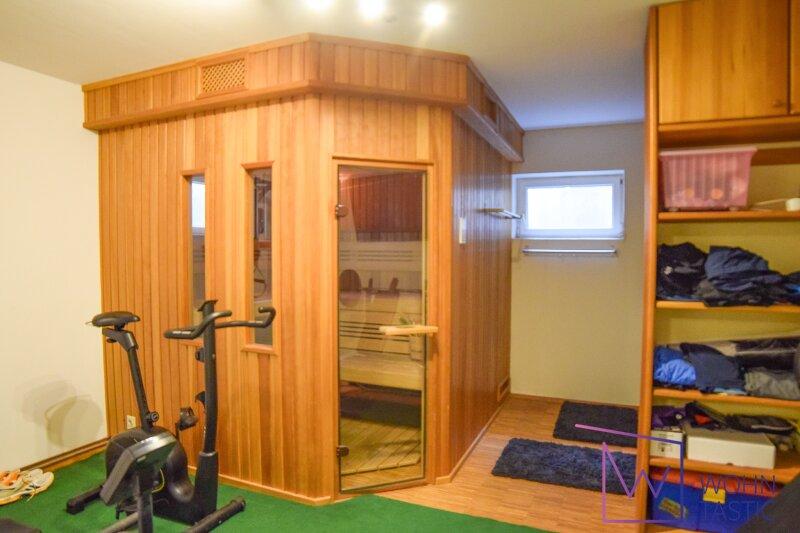 Wellness- und Fitnessraum inkl. Nassbereich.