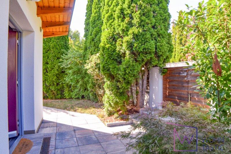 Sch�ner Vorgarten mit Altbaumbestand.