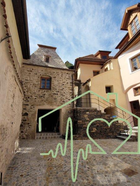 Innenhof mit Aufgang zum Garten