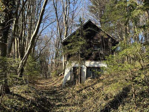 Ein kleines Haus im eigenen Wald - und der Bahnhof nebenan