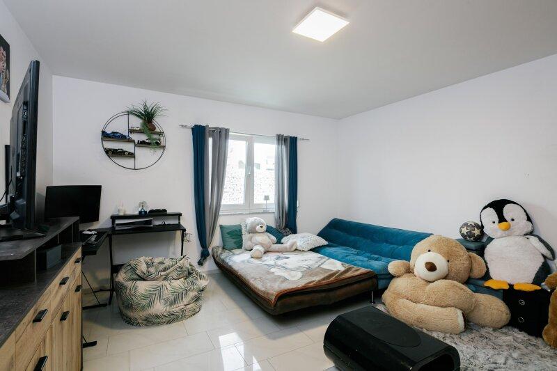 erstes Zimmer im Erdgeschoss