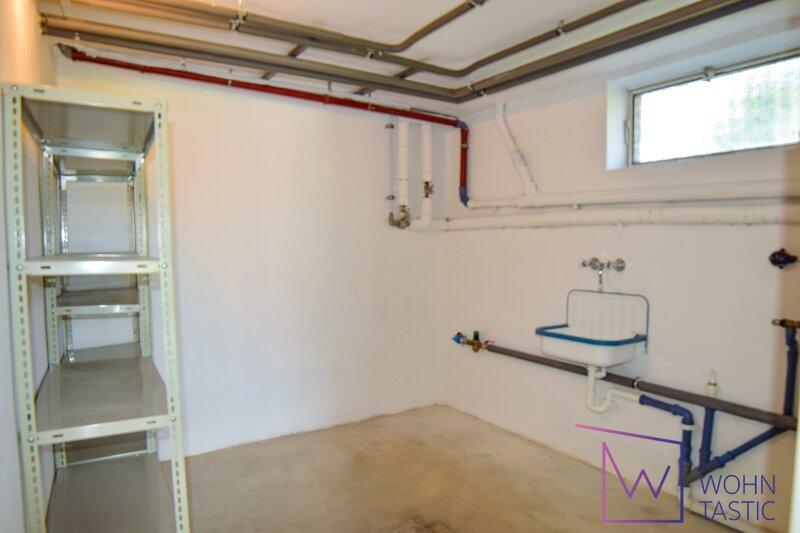 Wirtschaftsraum mit Waschmaschinenanschluss