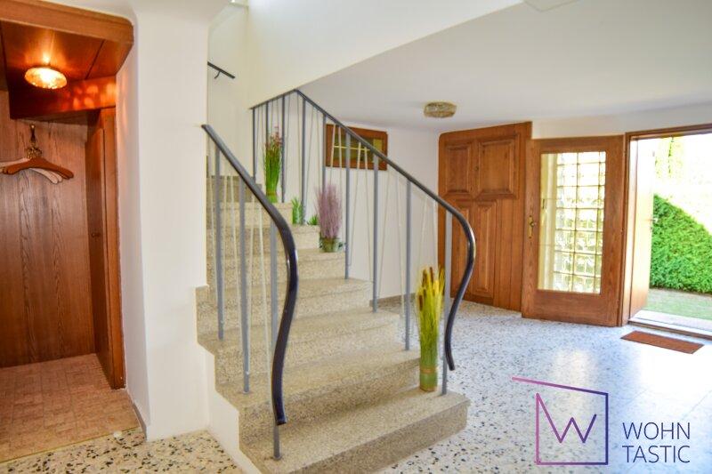 zentraler Eingangsbereich mit praktischer Garderobennische