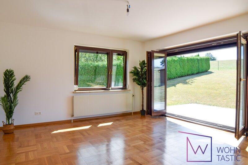 Wohn- und Esszimmer mit Ausgang zur sonnigen West-Terrasse u