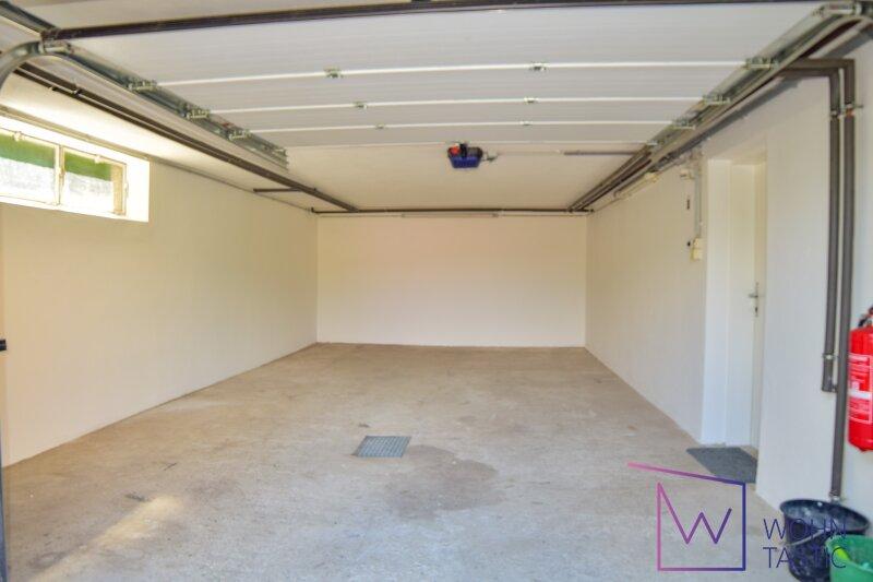Garage mit automatischem Tor und direktem Zugang zum Haus