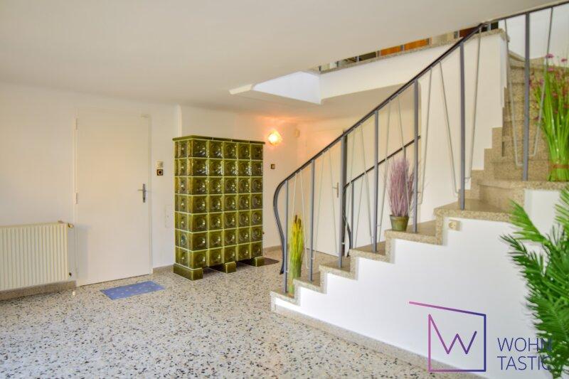 zentraler Eingangsbereich mit gro�em Kamin