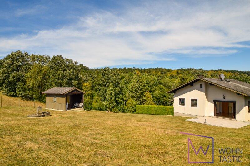 Blick auf das Wohnhaus samt Gartenhaus