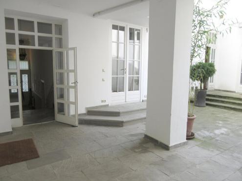 ERSTBEZUG nach RENOVIERUNG! CHARMANTES ALTWIENERHAUS N�HE RUDOLFINERHAUS !