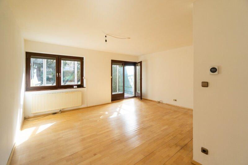 Wohnzimmer mit Gartenausgang