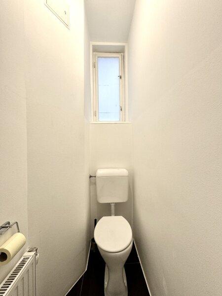 separates WC mit Fenster