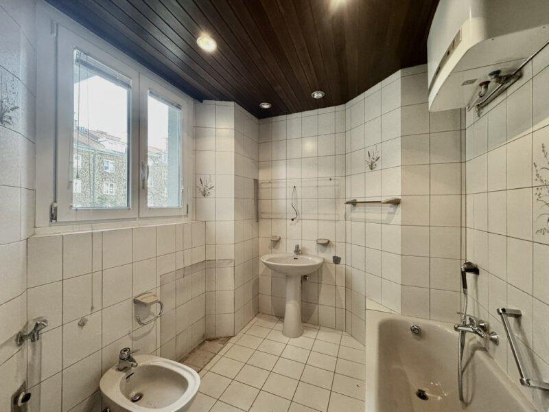 Badezimmer mit Fenster