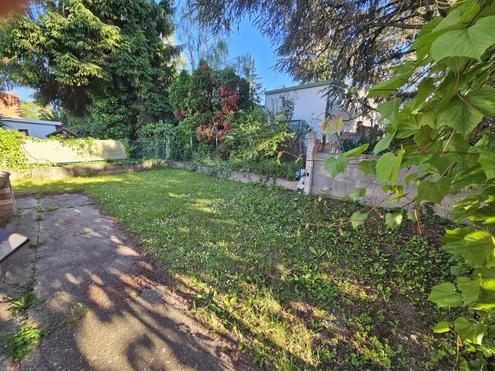 SANIERT: Kleinhaus mit Dachboden auf großem Grundstück in ruhiger Gegend