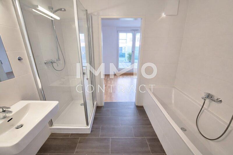 Bad mit Badewanne und Dusche