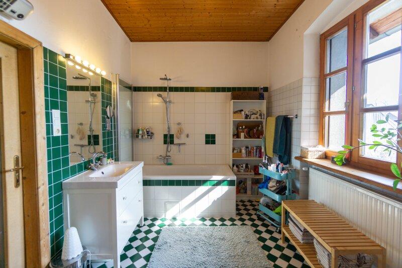 Bad mit Wanne und WC