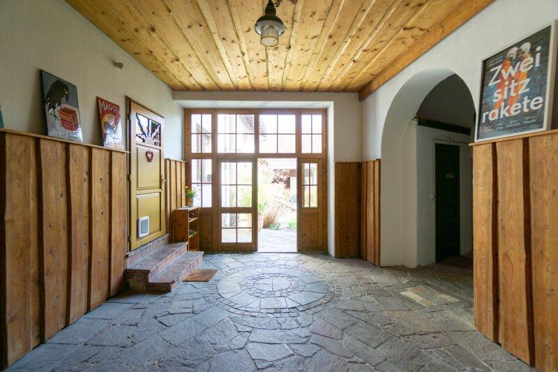 Durchfahrt / Eingangst�r (links)