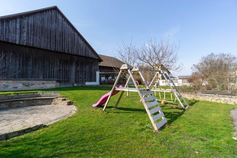 Kinderspielplatz / Garten