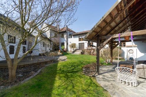 Ein Vierkanthof wie aus dem Bilderbuch - liebevoll renoviertes Wohnhaus und traumhafter Innenhof