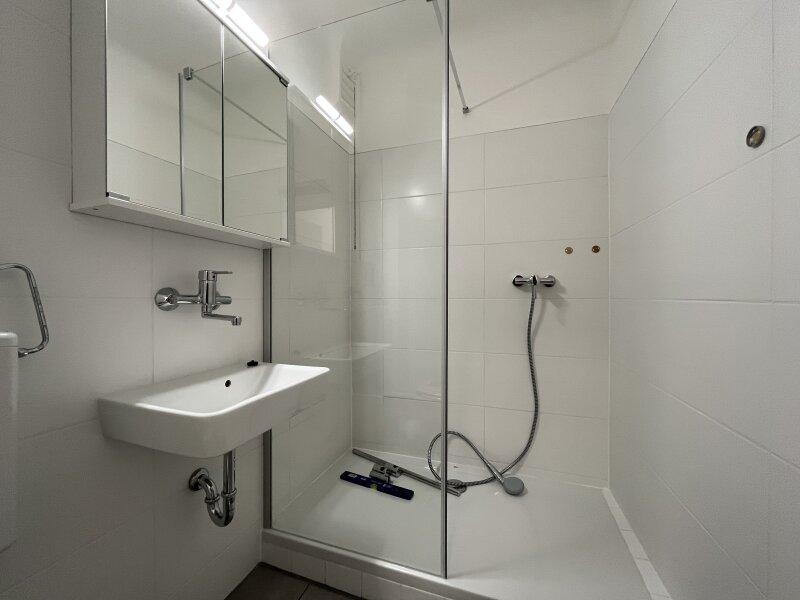 Bad mit Dusche und WC