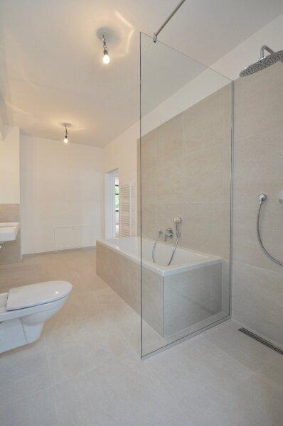Bad mit WC, Wanne und Walk-In-Dusche