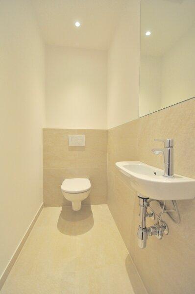 separates WC mit Handwaschbecken