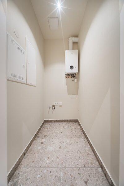 Abstellraum mit Waschmaschinenanschluss