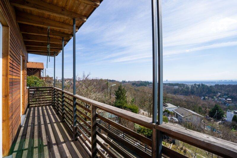 Balkon im obersten Gescho�