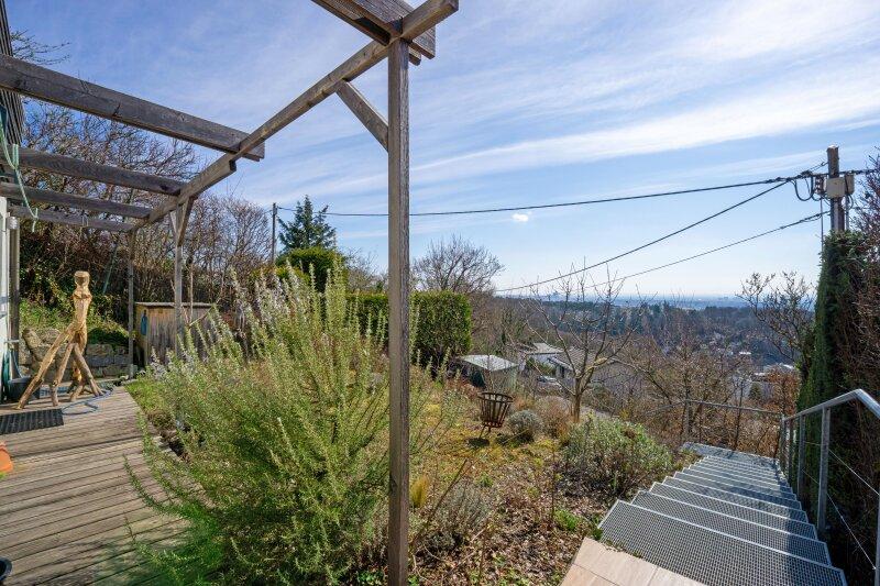 Stiegenabsatz mit Blick �ber den Garten