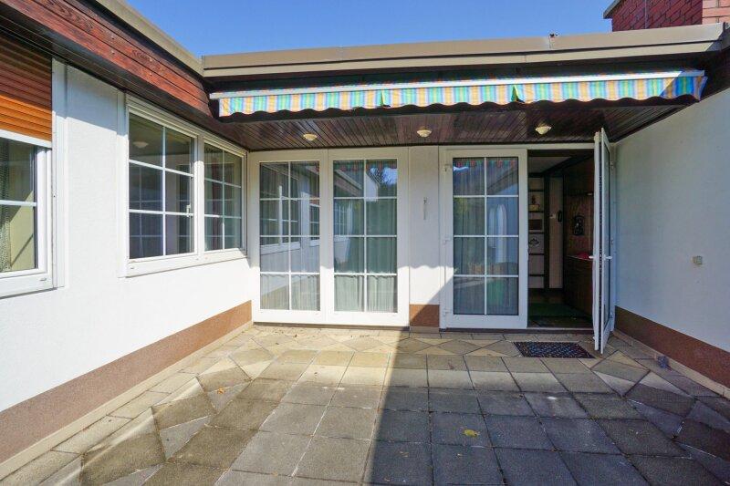 Innenhof-Terrasse mit elektrischer Markise