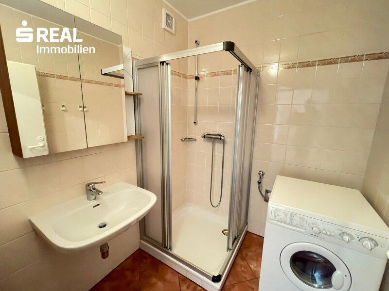 Bad mit Dusche & Waschmaschine