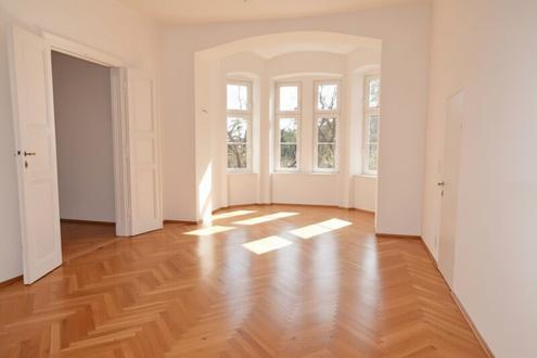 Wunderbare 3,5 Zimmer Balkon-Wohnung mit einzigartigem Altbauflair !!