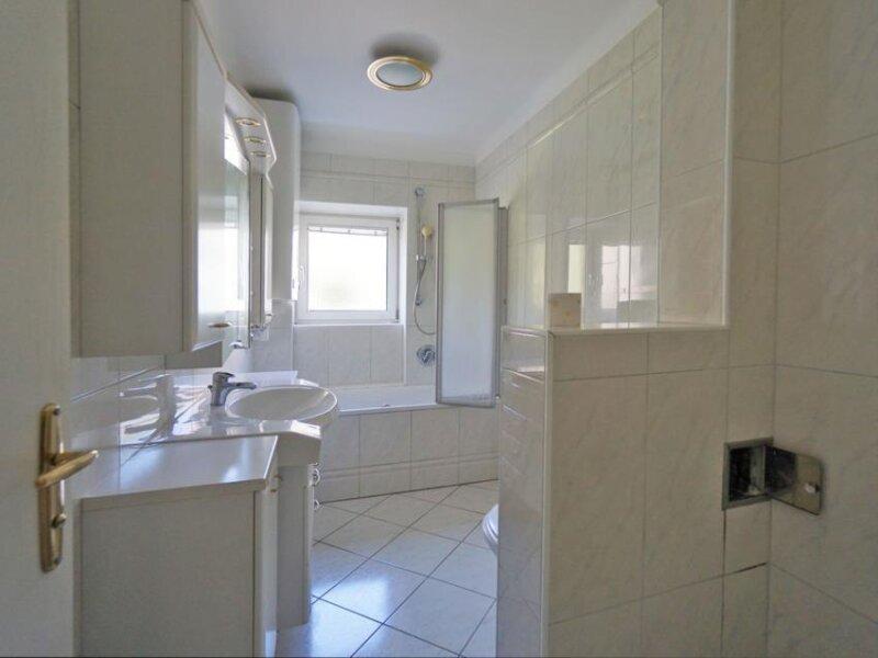 Badezimmer mit Wanne und WC