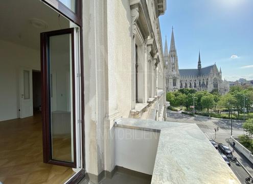 Zweitbezug nach Renovierung, Altbauwohnung mit Balkon - Votivkirchenblick