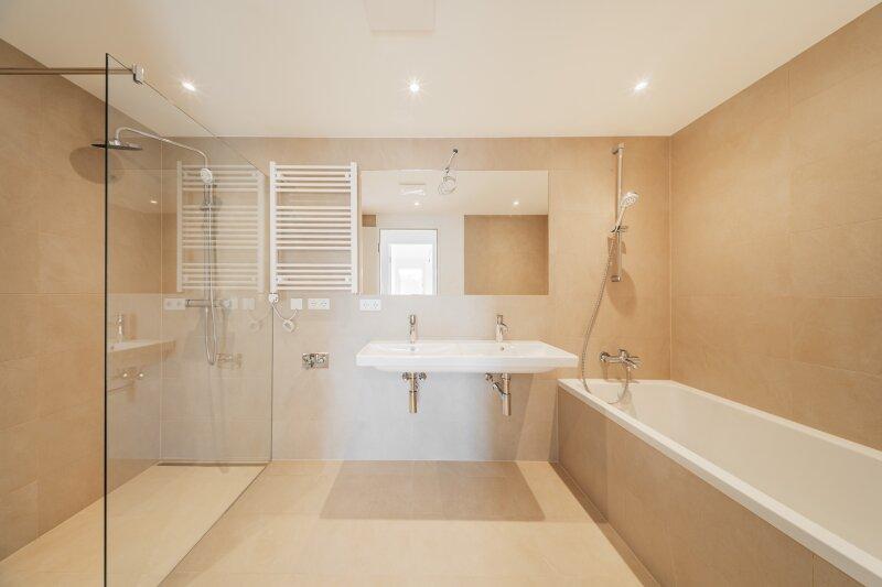 Bad mit Dusche und Wanne