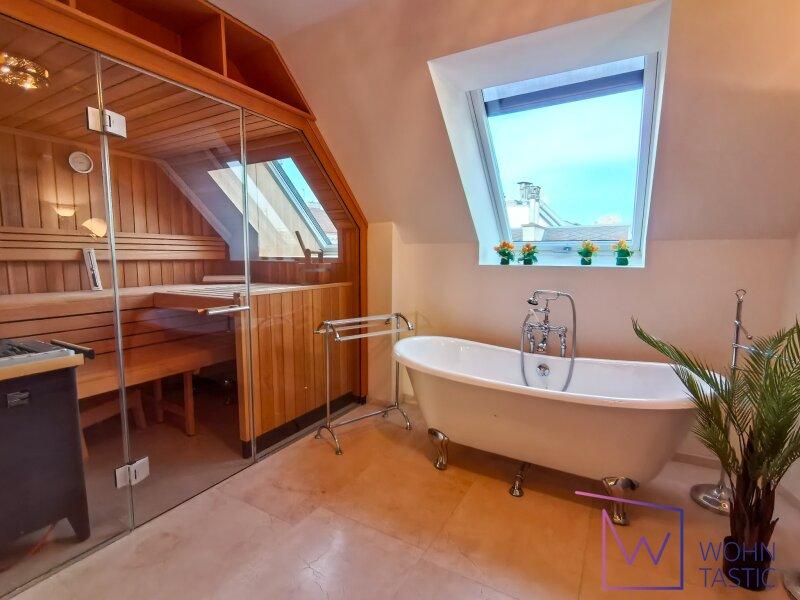 neuwertige Klafs-Sauna im Hauptbad integriert