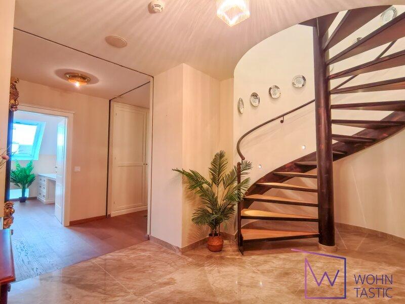 Vorraum mit Empore in das 2. DG