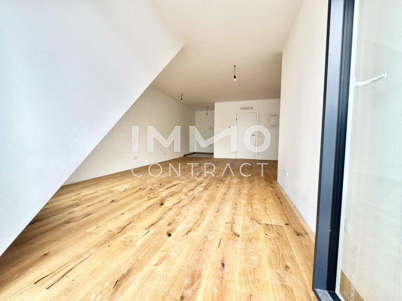 Blick in die Wohnung von Balkon