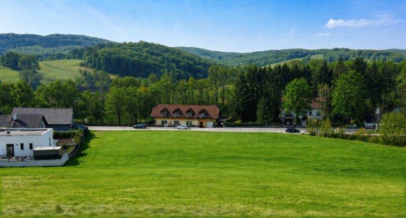 Grundst�ck Breitenfurt - Sicht vom Hang auf die Hauptstra�e 