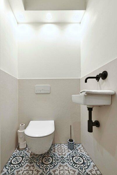 separate Toilette mit Handwaschbecken