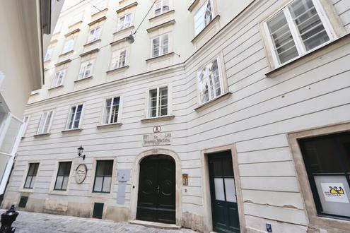 Modernes Wohnen in historischer Biedermeierliegenschaft! Voll m�bliertes City-Apartment n�chst K�rntner Stra�e!