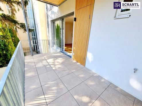 Ein Altbau, der verzaubert! Umfangreich und hochwertig sanierte Wohnsch�nheit mit gro�em Balkon und effizienter Erdw�rme! Viel Privatsph�re + Viel Raum + Viel Gr�n!