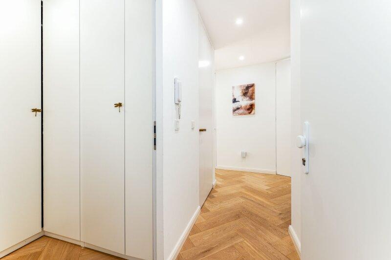 Zentraler Vorraum mit Garderobe