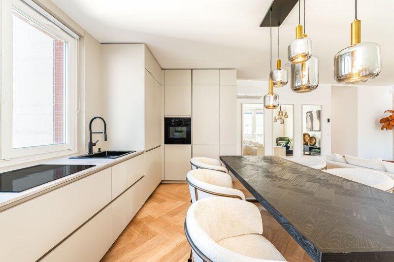 Hochwertige Einbauk�che und Esszimmer