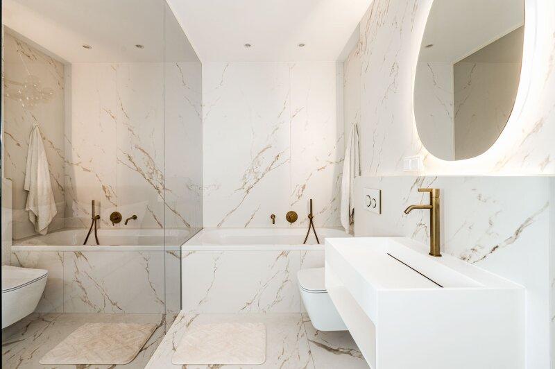 Bad en Suite mit Badewanne