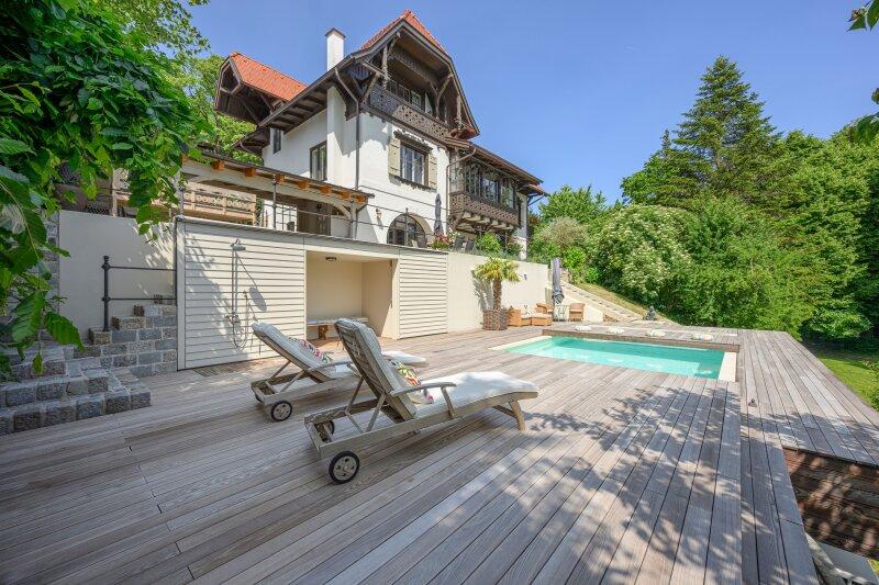weitl�ufige Poolterrasse