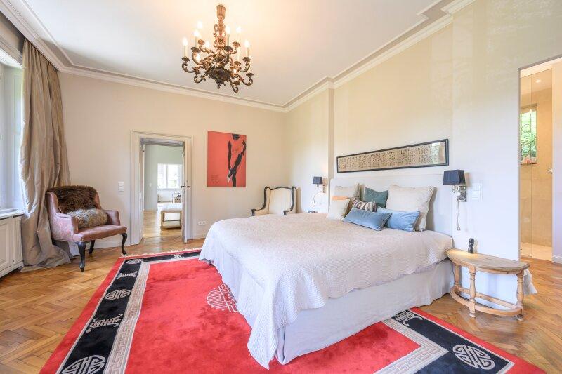 Zimmer im EG mit angeschlossenem Bad und Balkon