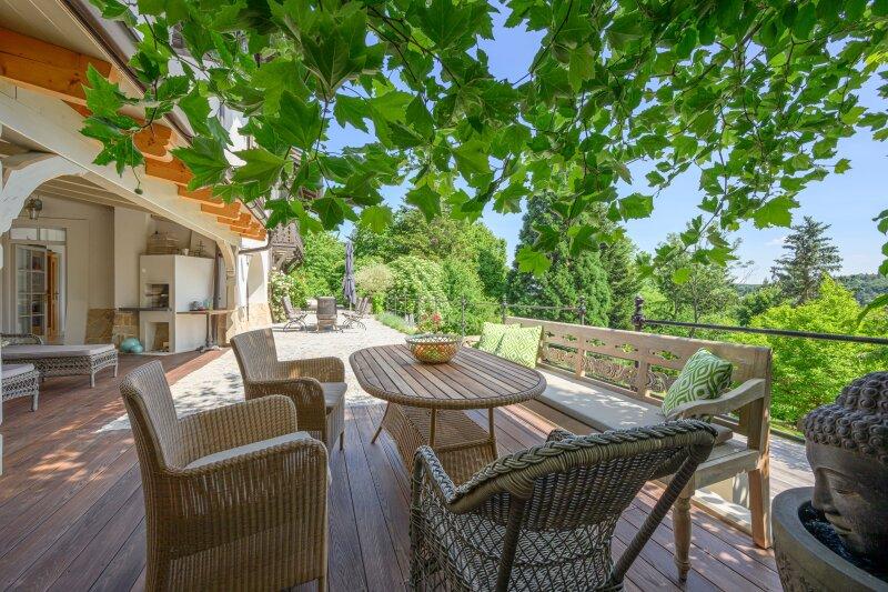 angenehm schattiger Terrassenplatz