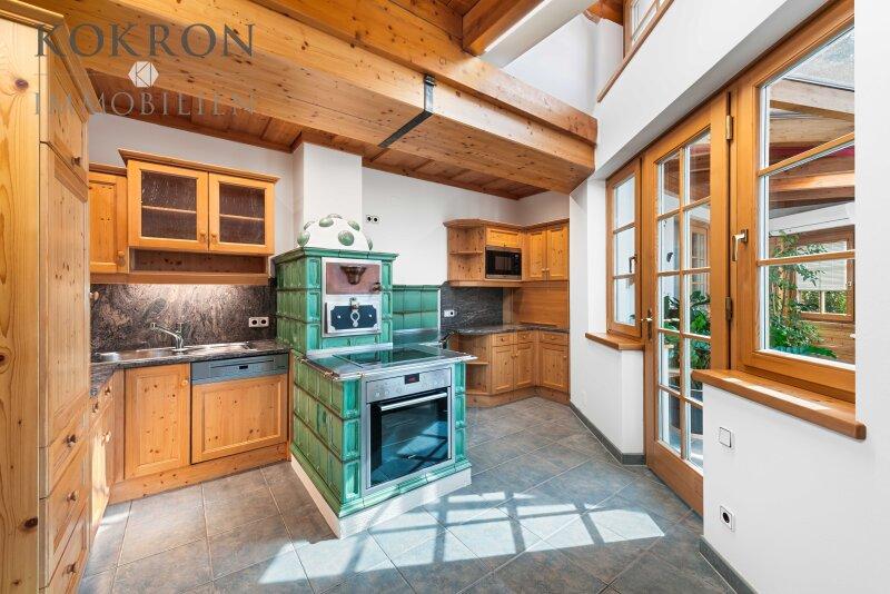 K�che mit original Holzofen und elektrischem Ofen