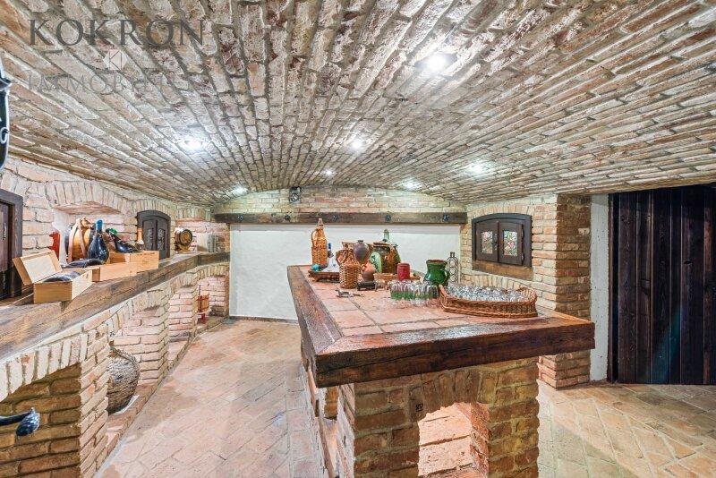 Weinkeller mit bleiverglasten Fenstern und St�berl