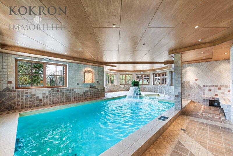 Wellnessbereich mit gro�em Pool mit Wasserfall, Gegenstrom e